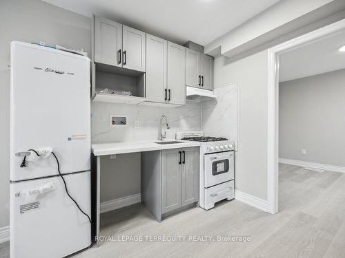 137 West Avenue N, Hamilton, ON - Indoor Photo Showing Kitchen