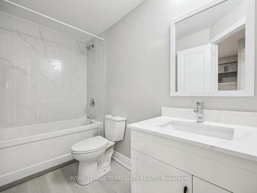 137 West Ave N, Hamilton, ON - Indoor Photo Showing Bathroom