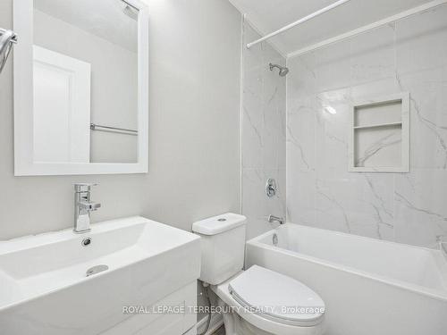 137 West Ave N, Hamilton, ON - Indoor Photo Showing Bathroom