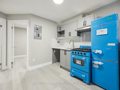 137 West Ave N, Hamilton, ON - Indoor Photo Showing Kitchen