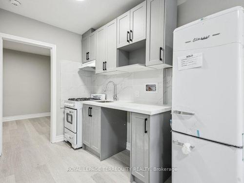 137 West Avenue N, Hamilton, ON - Indoor Photo Showing Kitchen