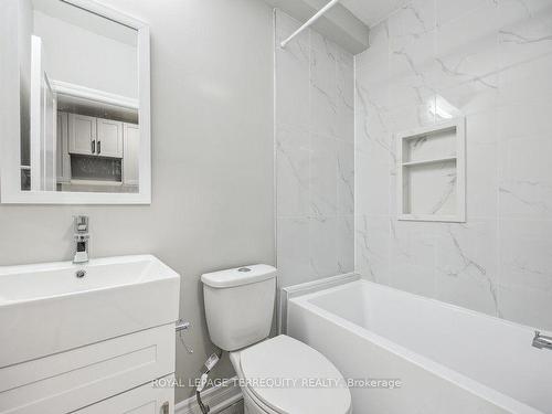 137 West Ave N, Hamilton, ON - Indoor Photo Showing Bathroom