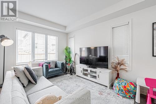 95 Kenesky Drive, Hamilton, ON - Indoor Photo Showing Living Room