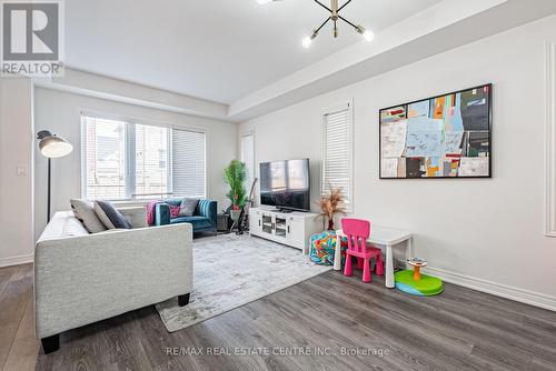 95 Kenesky Drive, Hamilton, ON - Indoor Photo Showing Living Room