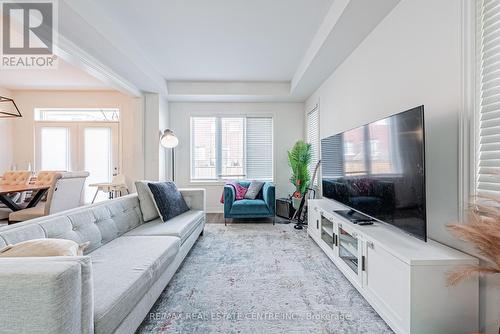 95 Kenesky Drive, Hamilton, ON - Indoor Photo Showing Living Room