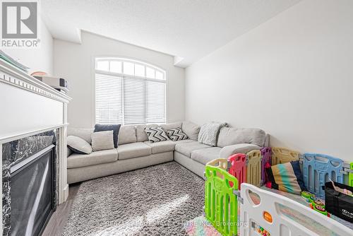 95 Kenesky Drive, Hamilton, ON - Indoor Photo Showing Living Room