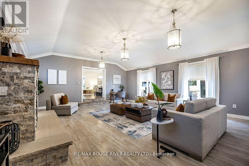 61 Townline Road N, Clarington (Courtice), ON - Indoor Photo Showing Living Room