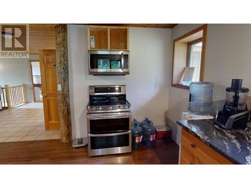 7524 Thomas Point Road, 100 Mile House, BC - Indoor Photo Showing Kitchen