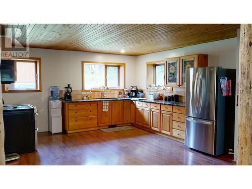 7524 Thomas Point Road, 100 Mile House, BC - Indoor Photo Showing Kitchen