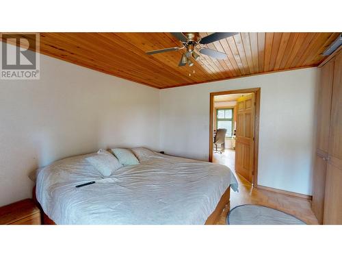 7524 Thomas Point Road, 100 Mile House, BC - Indoor Photo Showing Bedroom