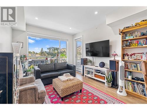 1925 Enterprise Way Unit# 606, Kelowna, BC - Indoor Photo Showing Living Room