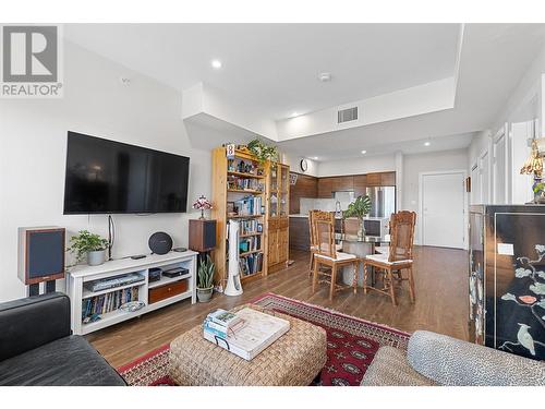 1925 Enterprise Way Unit# 606, Kelowna, BC - Indoor Photo Showing Living Room