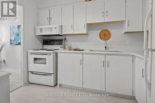 638 - 50 Richmond Street E, Oshawa, ON - Indoor Photo Showing Kitchen