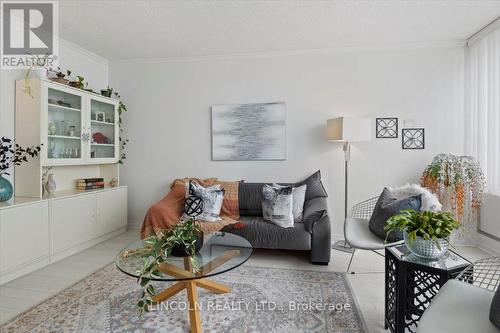 638 - 50 Richmond Street E, Oshawa, ON - Indoor Photo Showing Living Room