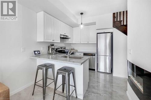 121 - 600 Alex Gardner Circle, Aurora, ON - Indoor Photo Showing Kitchen With Stainless Steel Kitchen