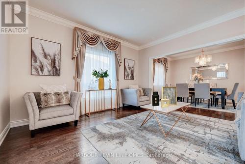 45 Henricks Crescent, Richmond Hill, ON - Indoor Photo Showing Living Room