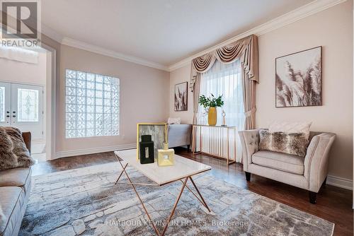 45 Henricks Crescent, Richmond Hill, ON - Indoor Photo Showing Living Room