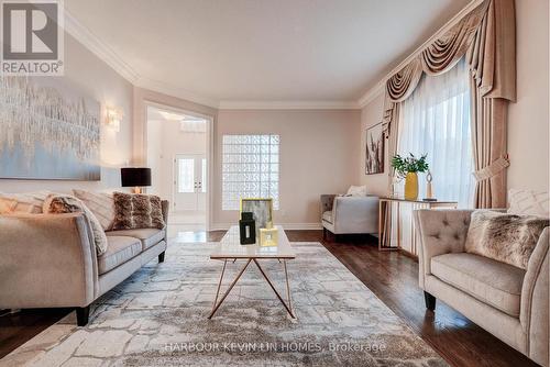 45 Henricks Crescent, Richmond Hill, ON - Indoor Photo Showing Living Room