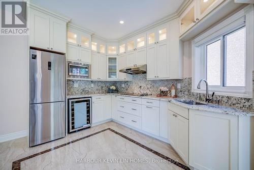 45 Henricks Crescent, Richmond Hill, ON - Indoor Photo Showing Kitchen With Upgraded Kitchen