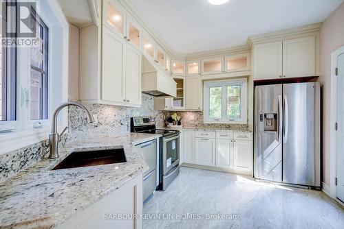 45 Henricks Crescent, Richmond Hill, ON - Indoor Photo Showing Kitchen With Upgraded Kitchen