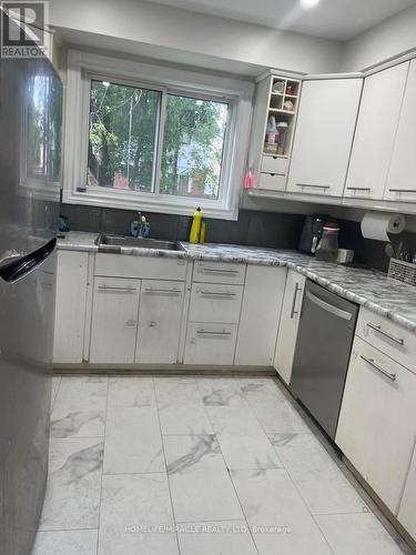 Upper - 10 Lynwood Court, Brampton, ON - Indoor Photo Showing Kitchen