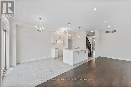 199 Alessio Drive, Hamilton, ON - Indoor Photo Showing Kitchen