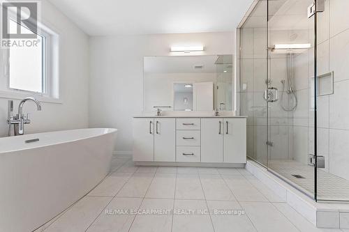 199 Alessio Drive, Hamilton, ON - Indoor Photo Showing Bathroom