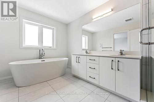 199 Alessio Drive, Hamilton, ON - Indoor Photo Showing Bathroom