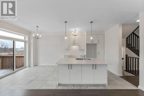 199 Alessio Drive, Hamilton, ON - Indoor Photo Showing Kitchen With Double Sink With Upgraded Kitchen