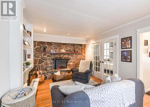 694 Quebec Street, Midland, ON - Indoor Photo Showing Living Room With Fireplace