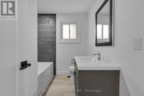 30 Baseline Road E, London, ON - Indoor Photo Showing Bathroom