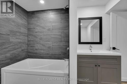 30 Baseline Road E, London, ON - Indoor Photo Showing Bathroom