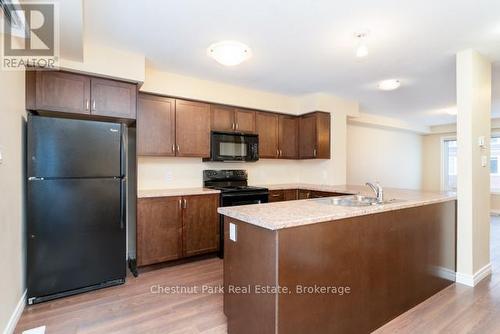 16 - 37 Silver Street, Huntsville (Chaffey), ON - Indoor Photo Showing Kitchen