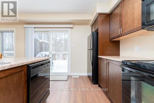 16 - 37 Silver Street, Huntsville (Chaffey), ON - Indoor Photo Showing Kitchen