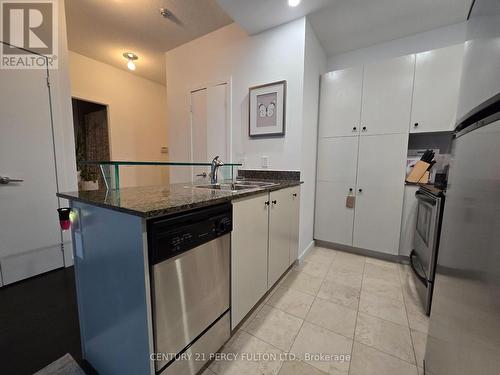 3401 - 208 Queens Quay W, Toronto, ON - Indoor Photo Showing Kitchen