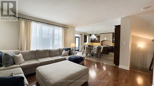 226 Marjan Crescent, Ottawa, ON - Indoor Photo Showing Living Room