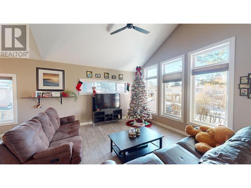 208 15Th Avenue S, Cranbrook, BC - Indoor Photo Showing Living Room