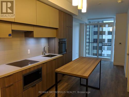 1504 - 8 Eglinton Avenue E, Toronto, ON - Indoor Photo Showing Kitchen