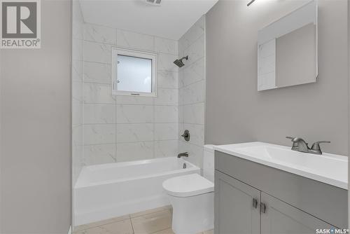 401 St Laurent Crescent, Saskatoon, SK - Indoor Photo Showing Bathroom