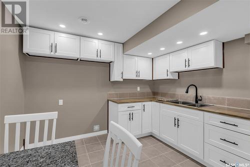 401 St Laurent Crescent, Saskatoon, SK - Indoor Photo Showing Kitchen With Double Sink