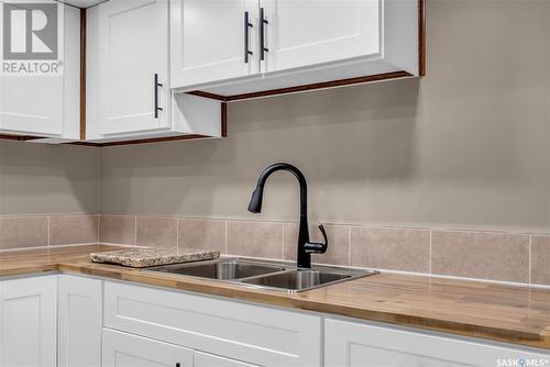 401 St Laurent Crescent, Saskatoon, SK - Indoor Photo Showing Kitchen With Double Sink