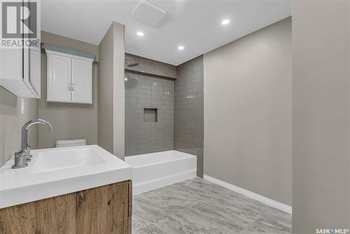 401 St Laurent Crescent, Saskatoon, SK - Indoor Photo Showing Bathroom