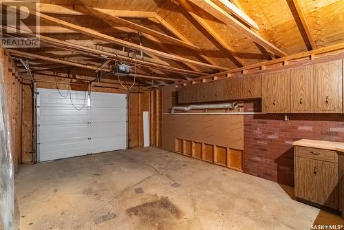 401 St Laurent Crescent, Saskatoon, SK - Indoor Photo Showing Garage