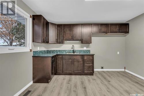 401 St Laurent Crescent, Saskatoon, SK - Indoor Photo Showing Kitchen