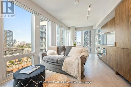 2711 - 60 Shuter Street, Toronto, ON - Indoor Photo Showing Living Room