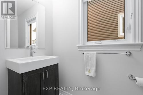 617 Sora Way, Ottawa, ON - Indoor Photo Showing Bathroom