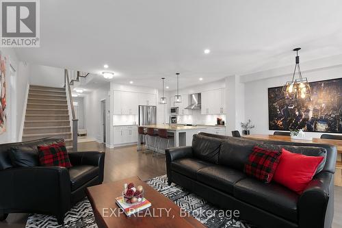 617 Sora Way, Ottawa, ON - Indoor Photo Showing Living Room