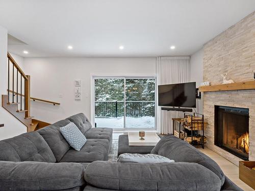 Salon - 592 Rue Charlie-Forbell, Mont-Tremblant, QC - Indoor Photo Showing Living Room With Fireplace