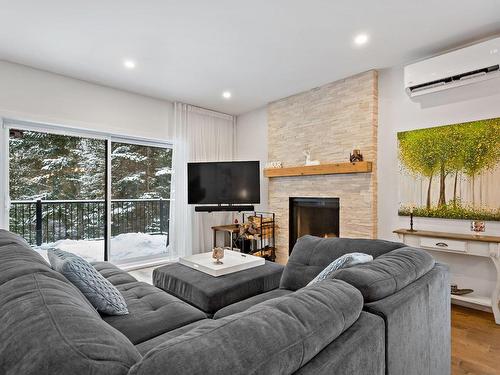 Salon - 592 Rue Charlie-Forbell, Mont-Tremblant, QC - Indoor Photo Showing Living Room With Fireplace