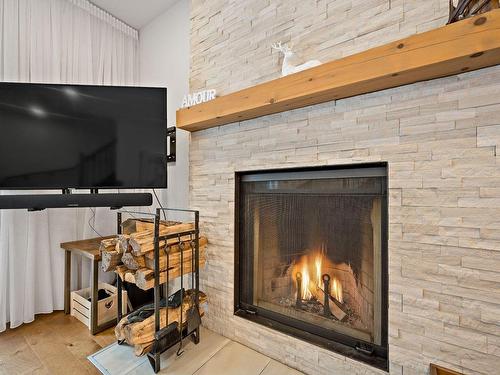 Salon - 592 Rue Charlie-Forbell, Mont-Tremblant, QC - Indoor Photo Showing Living Room With Fireplace